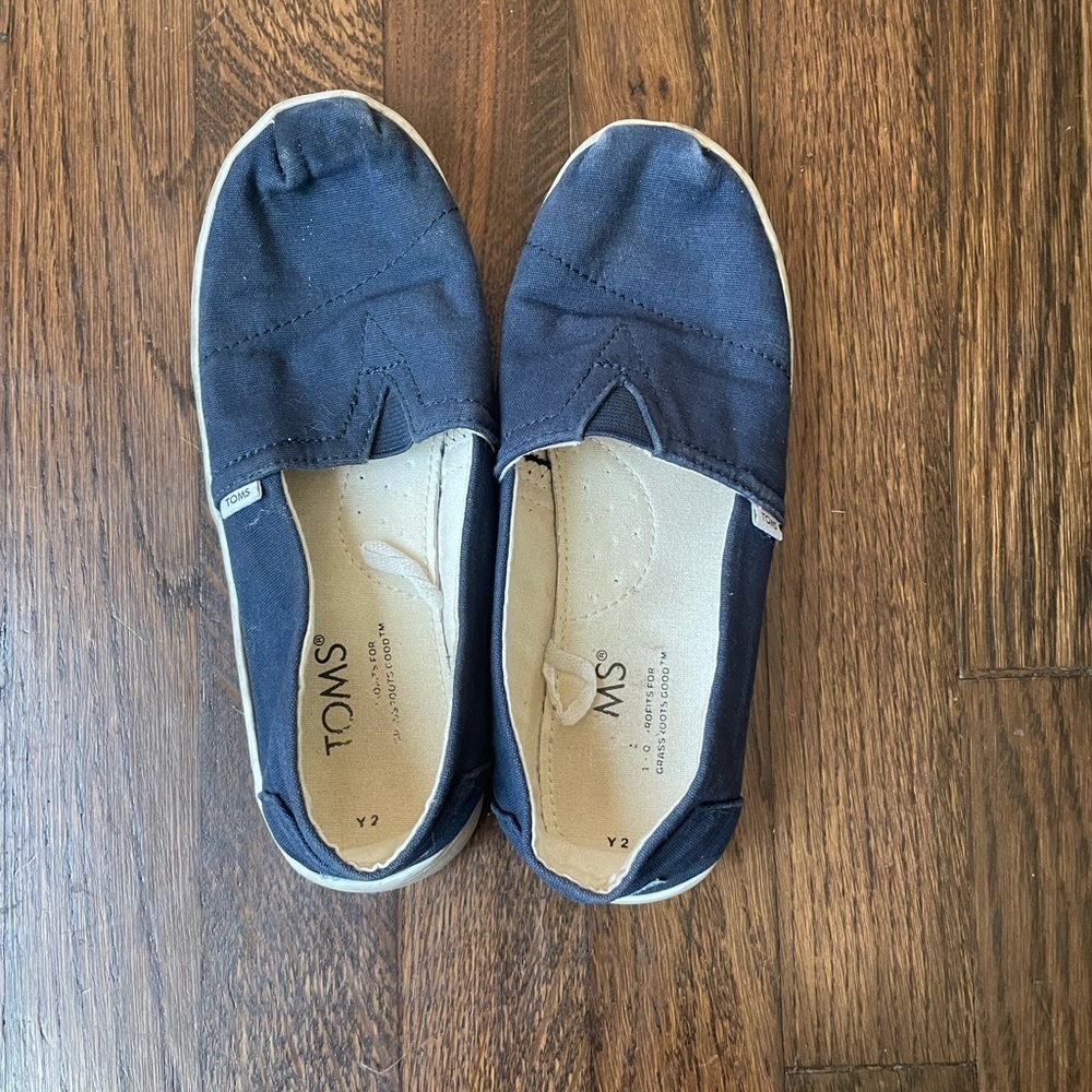 Tom’s unisex kids blue slip on shoes
